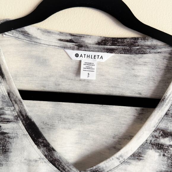 Athleta Black + White Abstract Striping Breezy Scoop V Neck Tee - Small - Picture 3 of 9